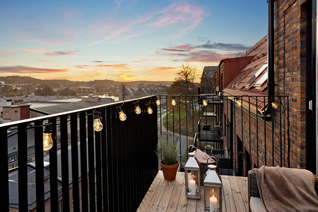 Kvällssol och balkong högst upp i huset