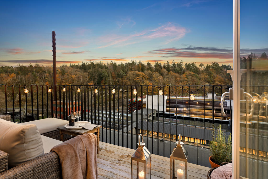 Insynsfri balkong med fantastisk kvällssol 