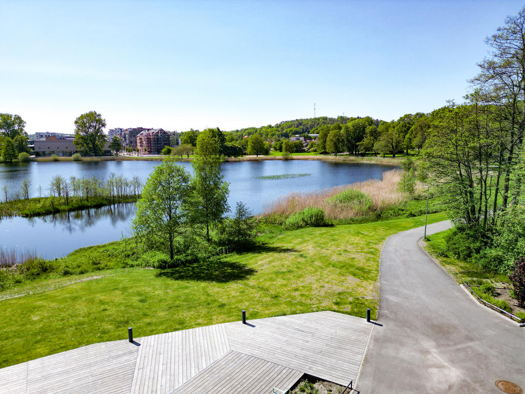 Vacker promenadväg längs Massetjärn till Mölnlycke C