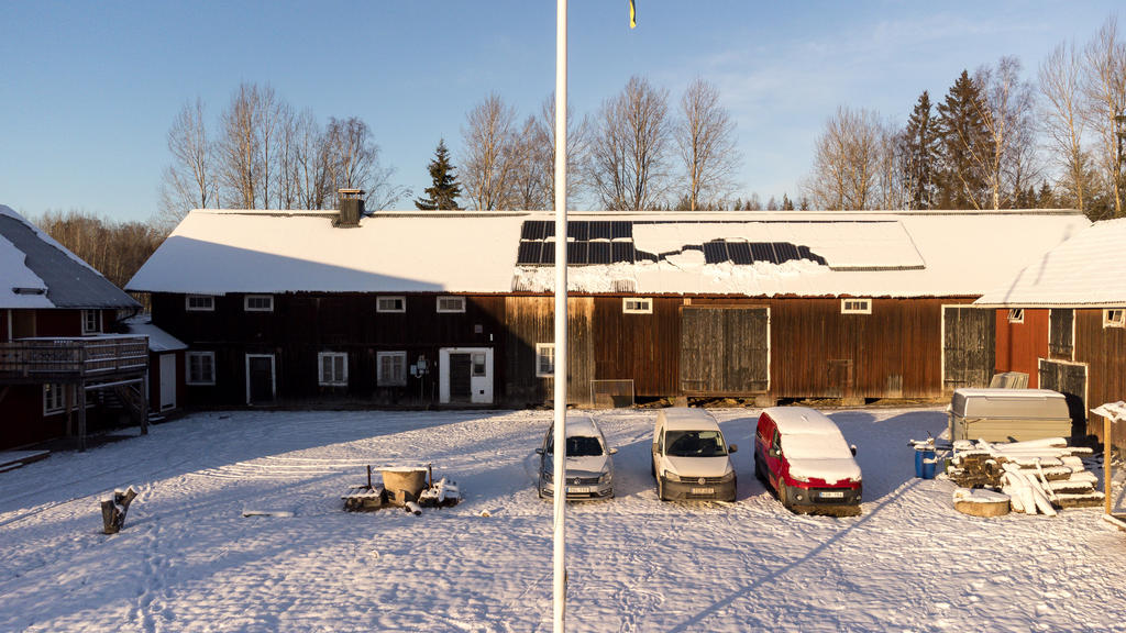 F.d. ladugård med solpanel.