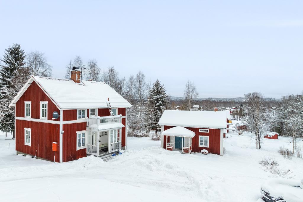 Rejäl villa och gammelstuga med möjligheter