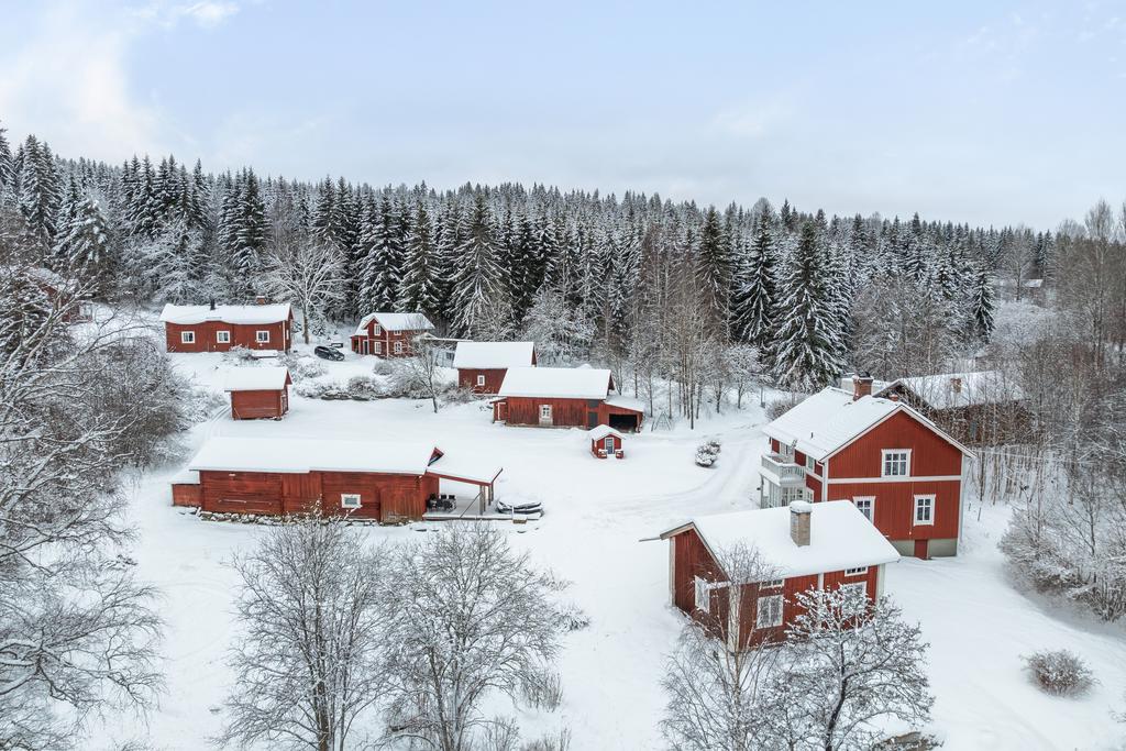 På tomten finns två rejäla uthus,  härbre och lekstuga