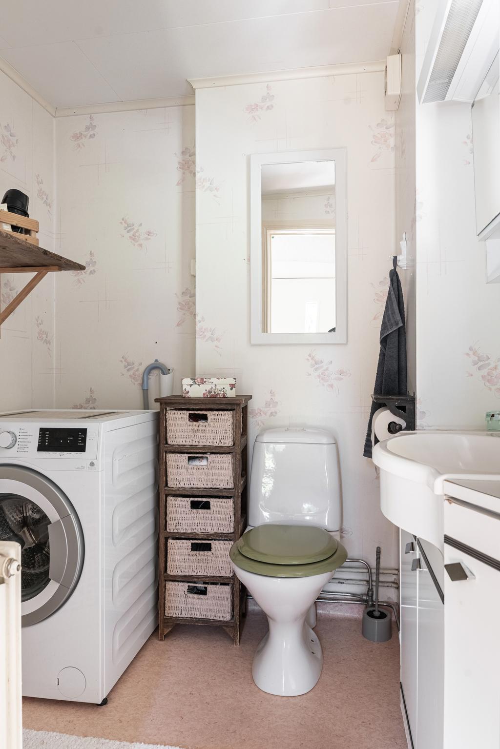 Mindre badrum på nedervåningen