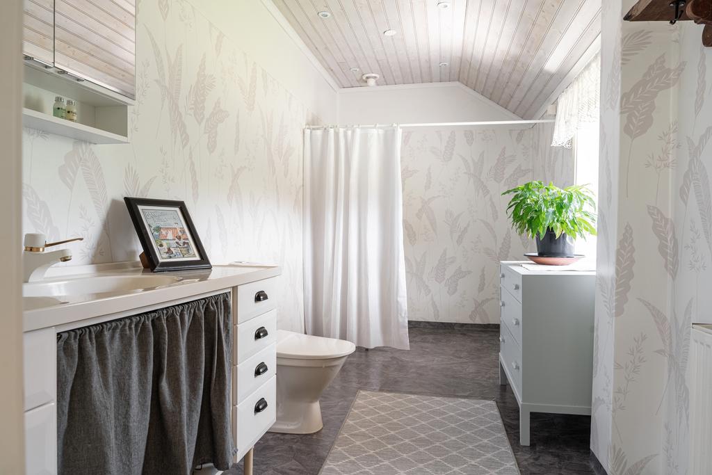 Rymligt badrum på övervåningen