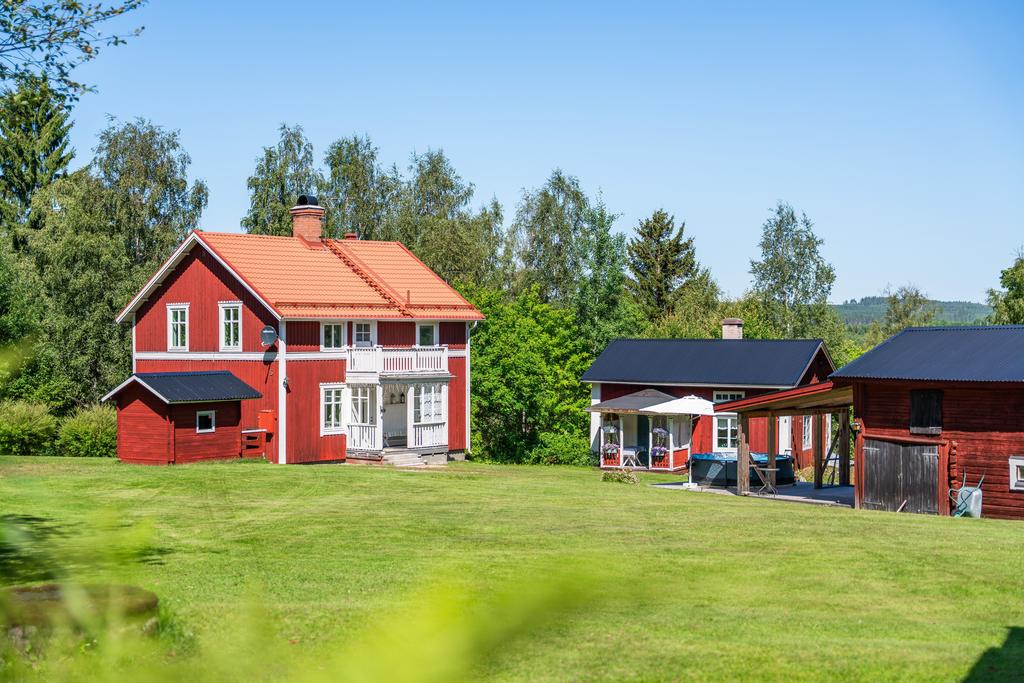 Rejäl villa och gammelstuga med möjligheter