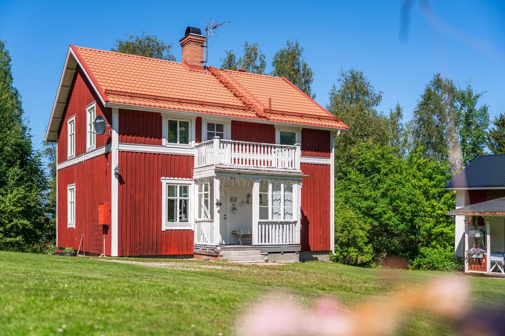Huset har fått nyare fönster  och tak