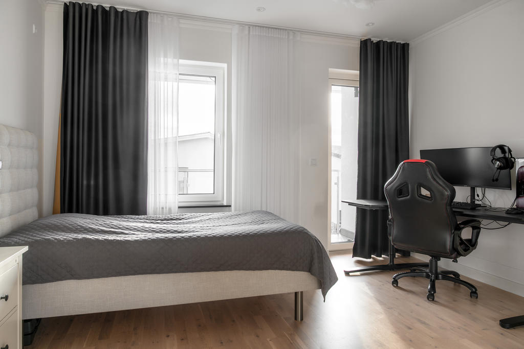 Sovrum med utgång till balkong