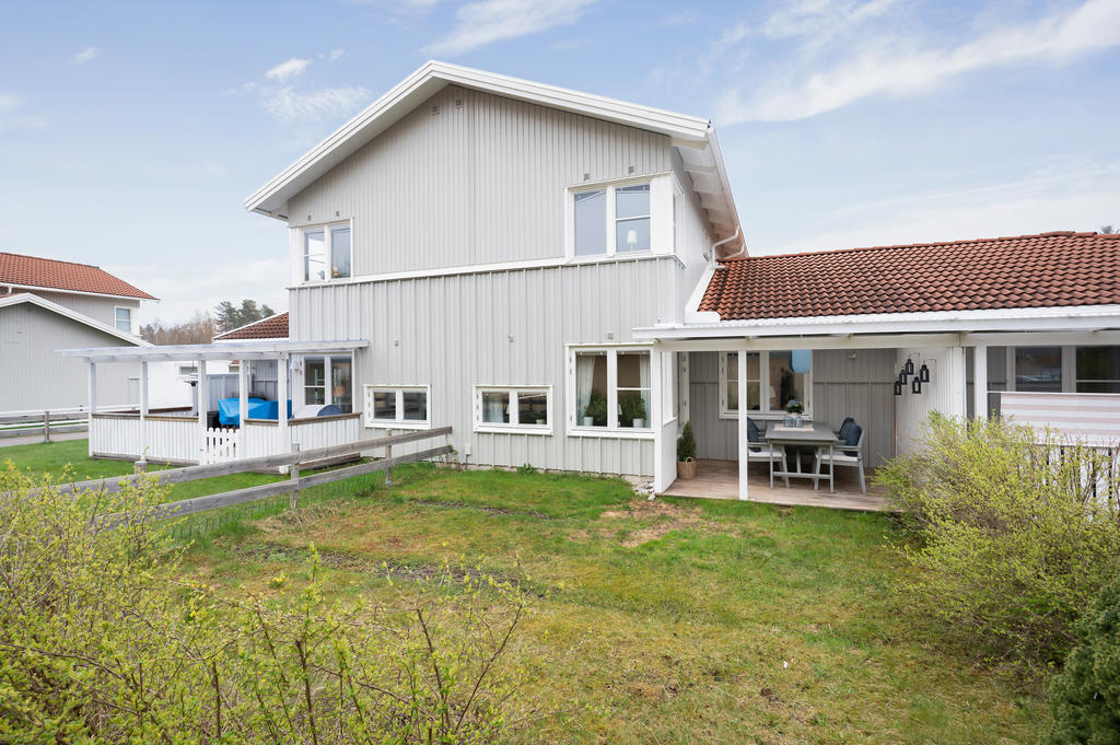 På baksidan finns en gräsyta med plats för odlingar och lek