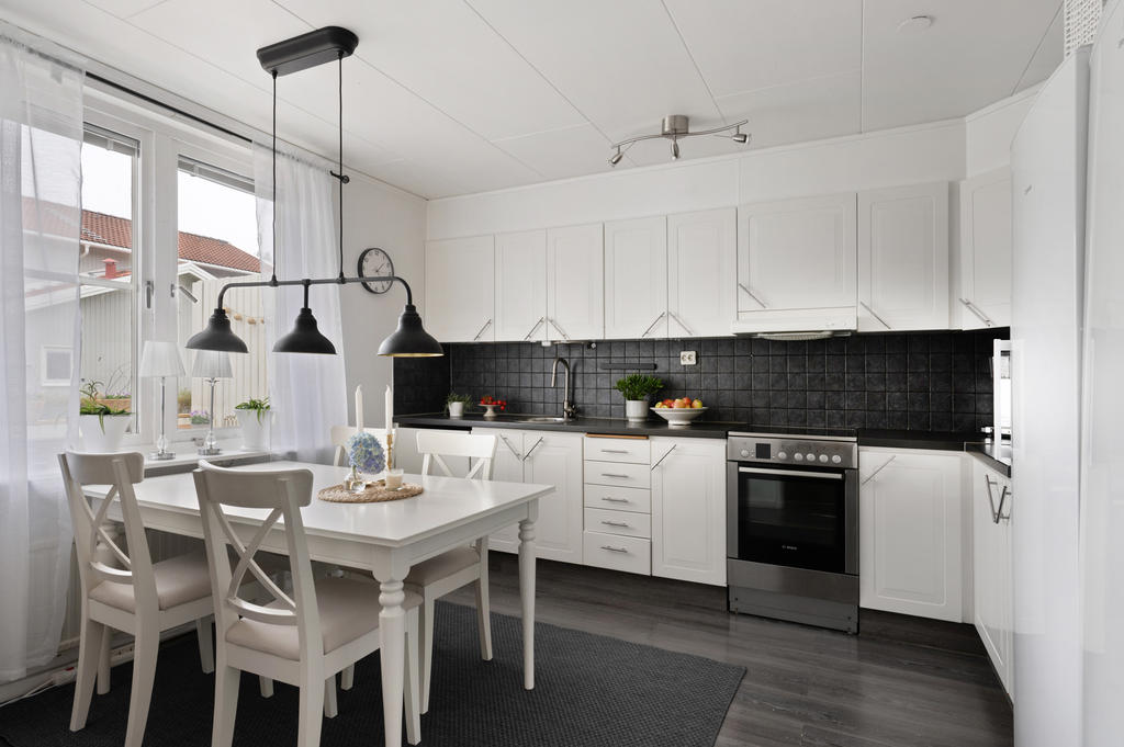 Stilrent kök med plats för matgrupp