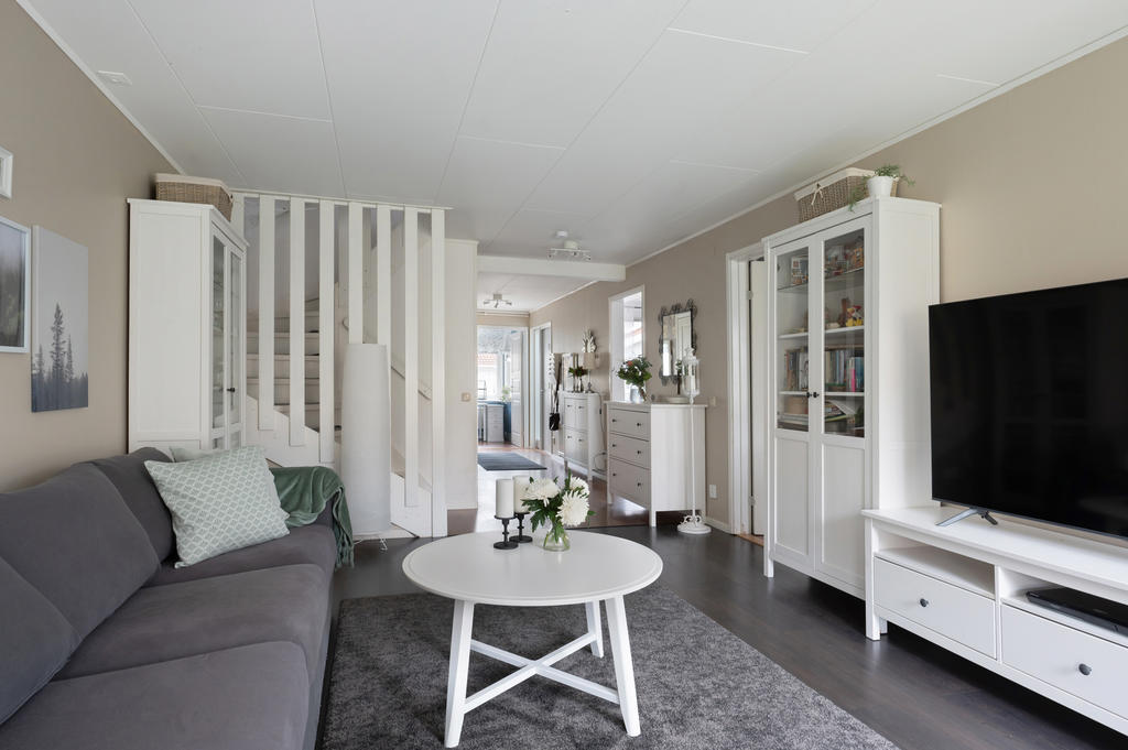 Vardagsrum med vy mot hall