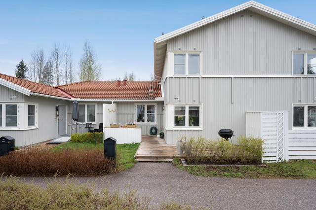 Välkomnande entrén där det finns en stor uteplats