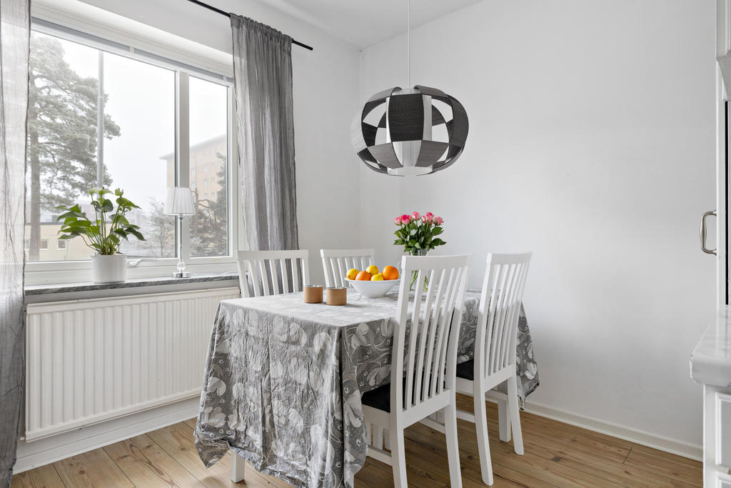 Gott om plats för matbord i köket