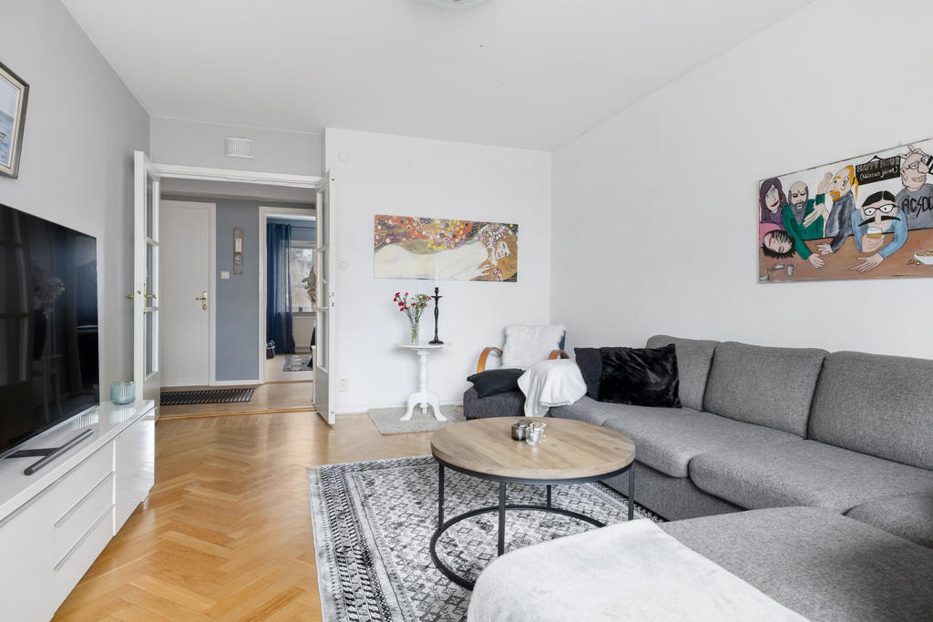 Fina dörrar gränsar av vardagsrummet mot hallen