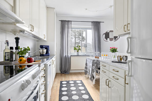 Ljust kök med plats för matbord