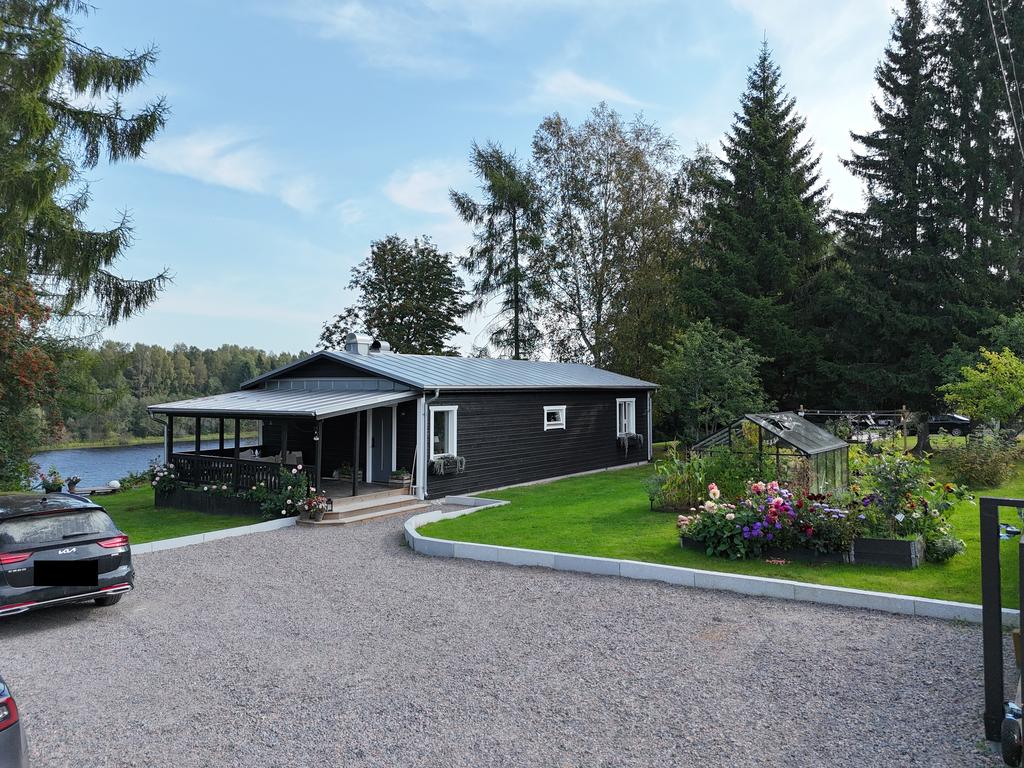 På denna fastighet är allt väldigt välskött - huset är totalrenoverat och trädgården omsorgsfullt planerad.