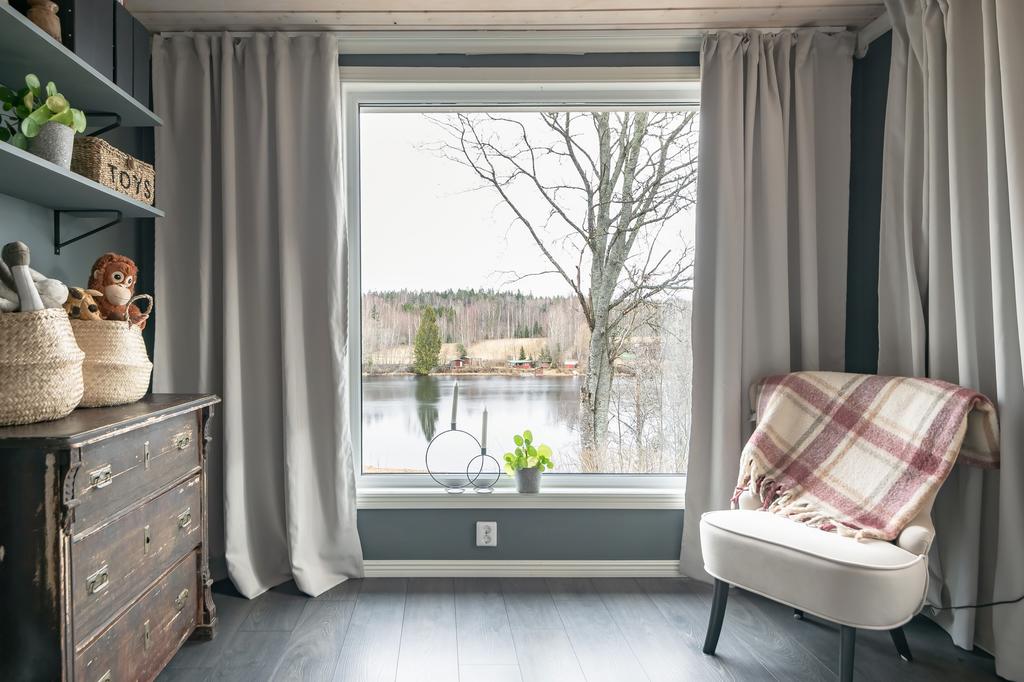 Sovrum 1 - fönstren i detta hus är något alldeles speciellt - som en tavla mot älven!