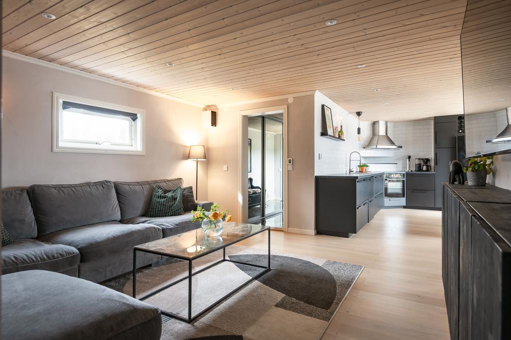 Vardagsrum och kök i öppen planlösning vilket ger huset en härlig rymd.