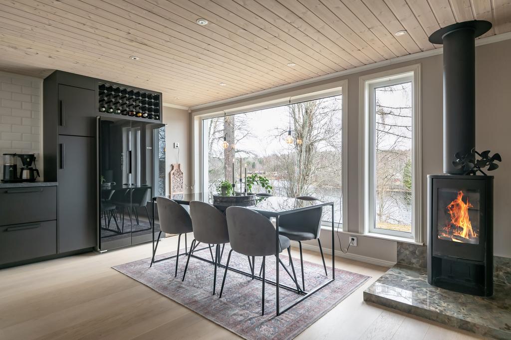 Ljusinsläppet i detta hus är något alldeles fantastiskt - tack vare de unika fönstren.