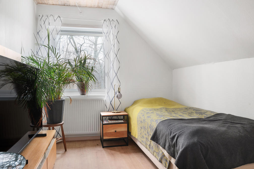 Sovrum 2 i gaveln på  ovanvåningen