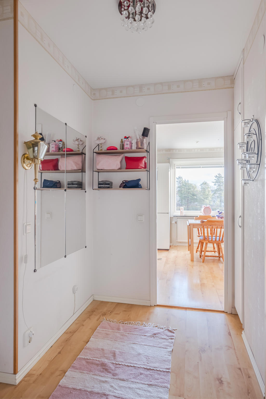Hall mot köket