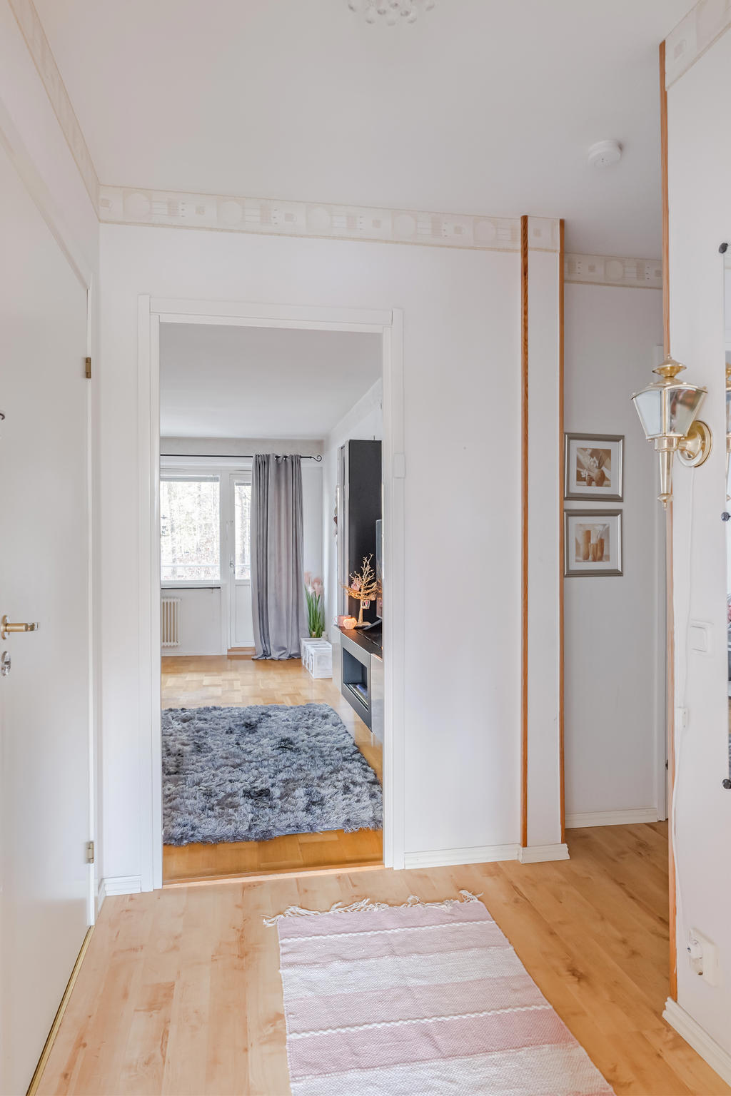 Hall mot vardagsrummet