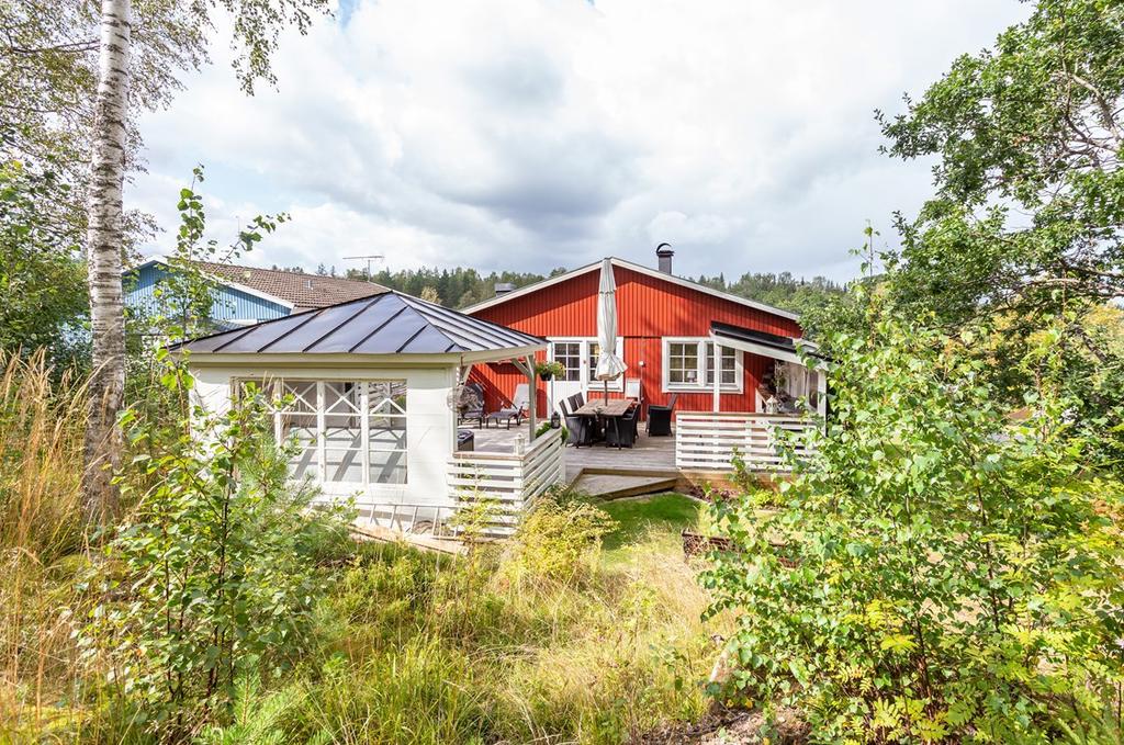 Sommarbilder från innan när huset var i en annan kulör. 