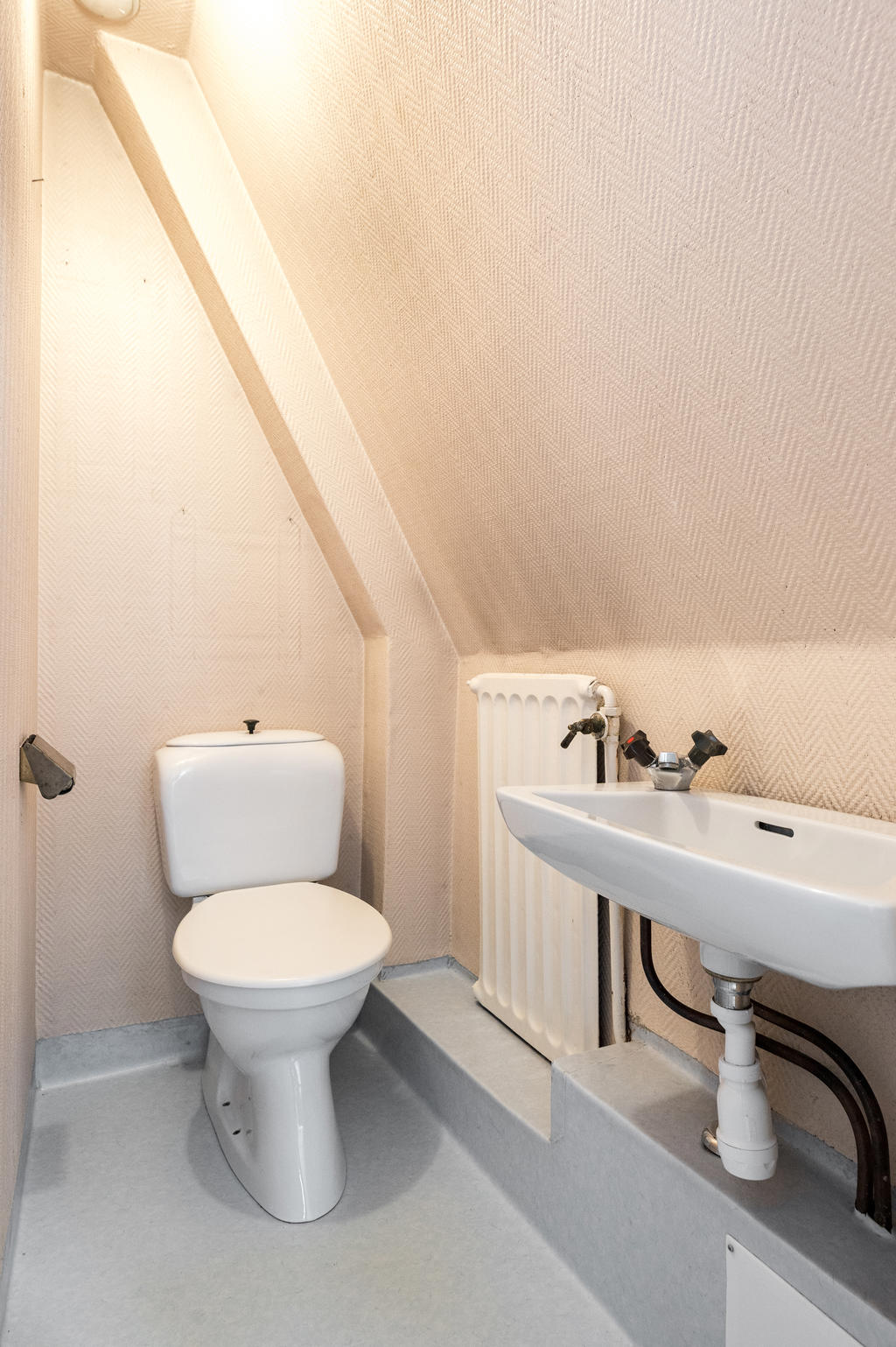 Liten wc ovanför trappan