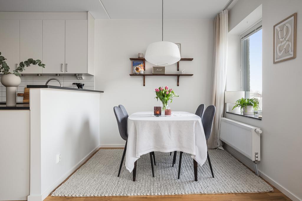 Mellan köket och fönstret finns plats för ett matbord.