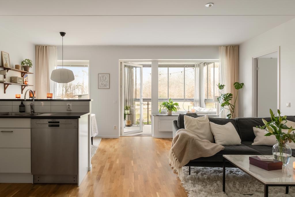 Från köket har du utgång till den härliga inglasade balkongen.