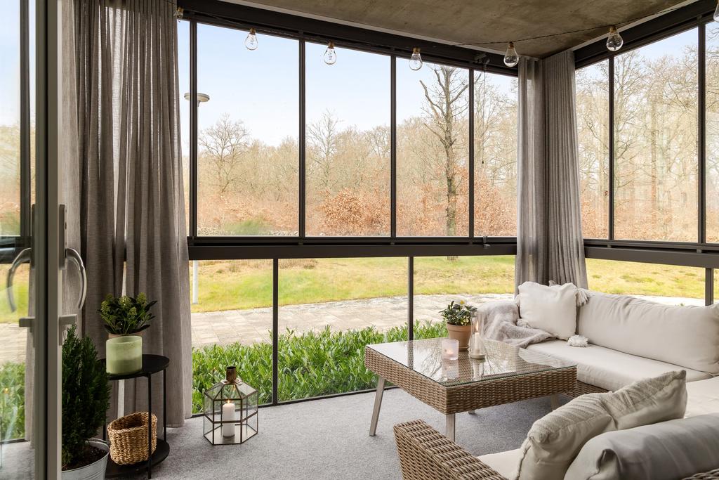 En härlig inglasad balkong där många härliga stunder skapas.