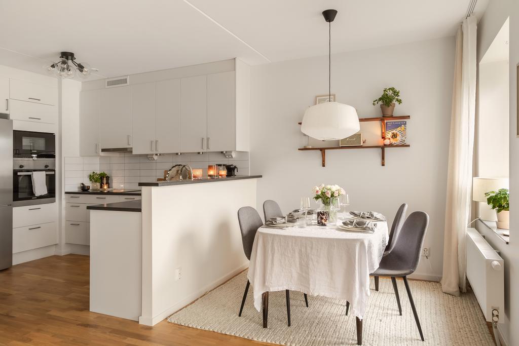 Matplats i nära anslutning till köket.