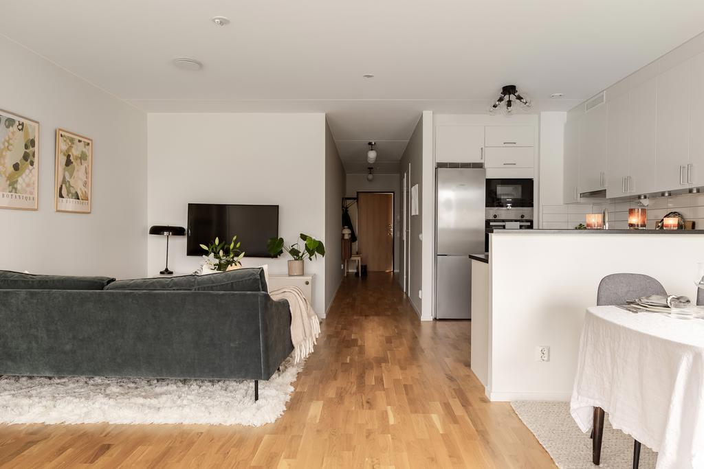 Det fina ekgolvet följer hela lägenheten.