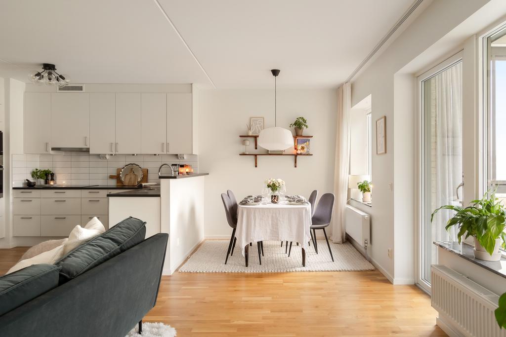 Stora fönster släpper in mycket ljus.