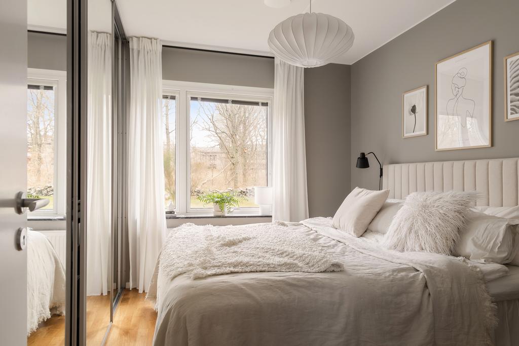 Sovrummet med plats för en dubbelsäng. Utmed ena väggen finns garderober bakom skjutdörrar.