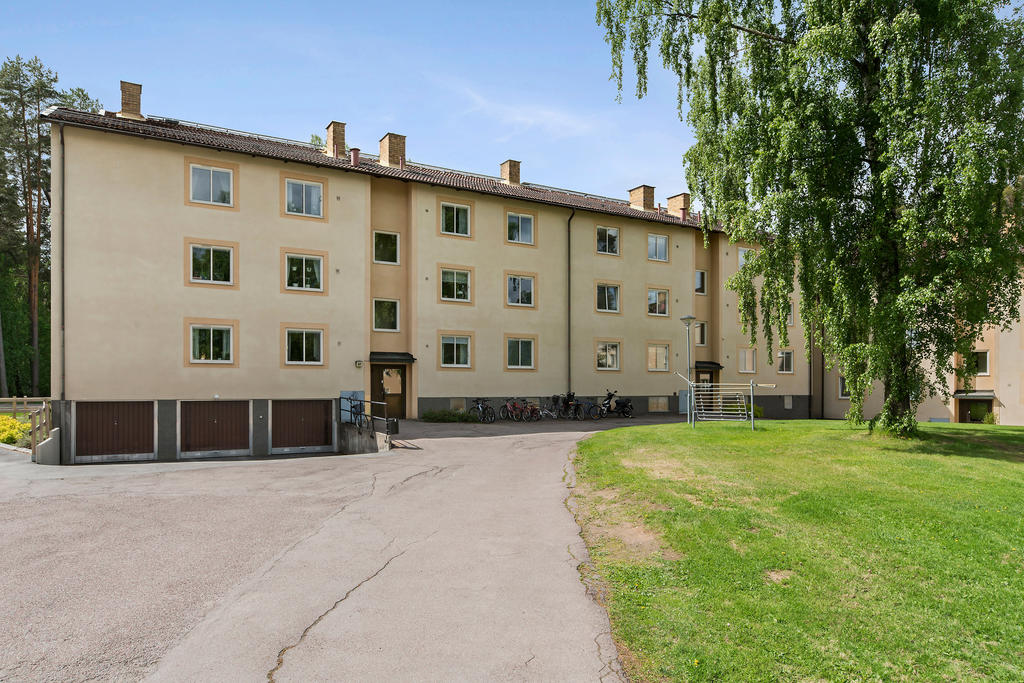 Entré via gården.