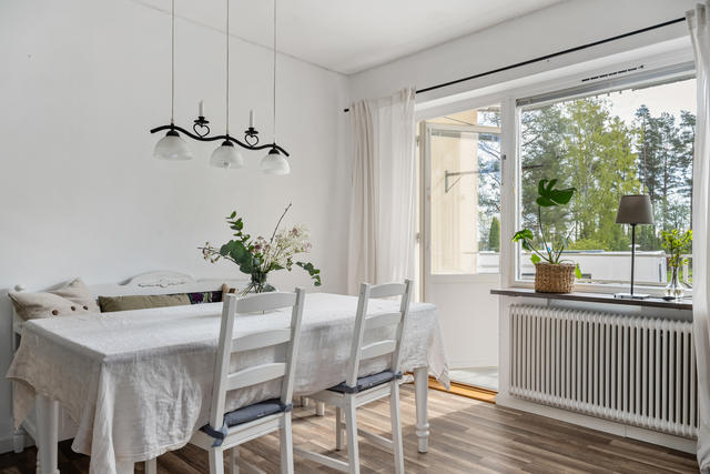 Utgång till balkong från vardagsrummet.