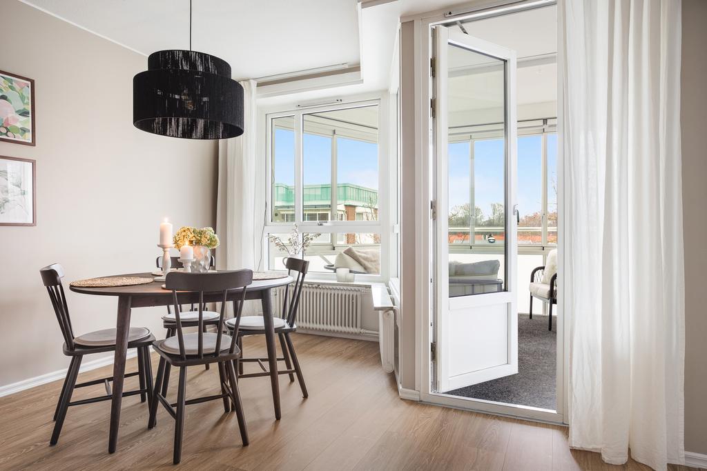 I burspråket finns plats för ett matbord.