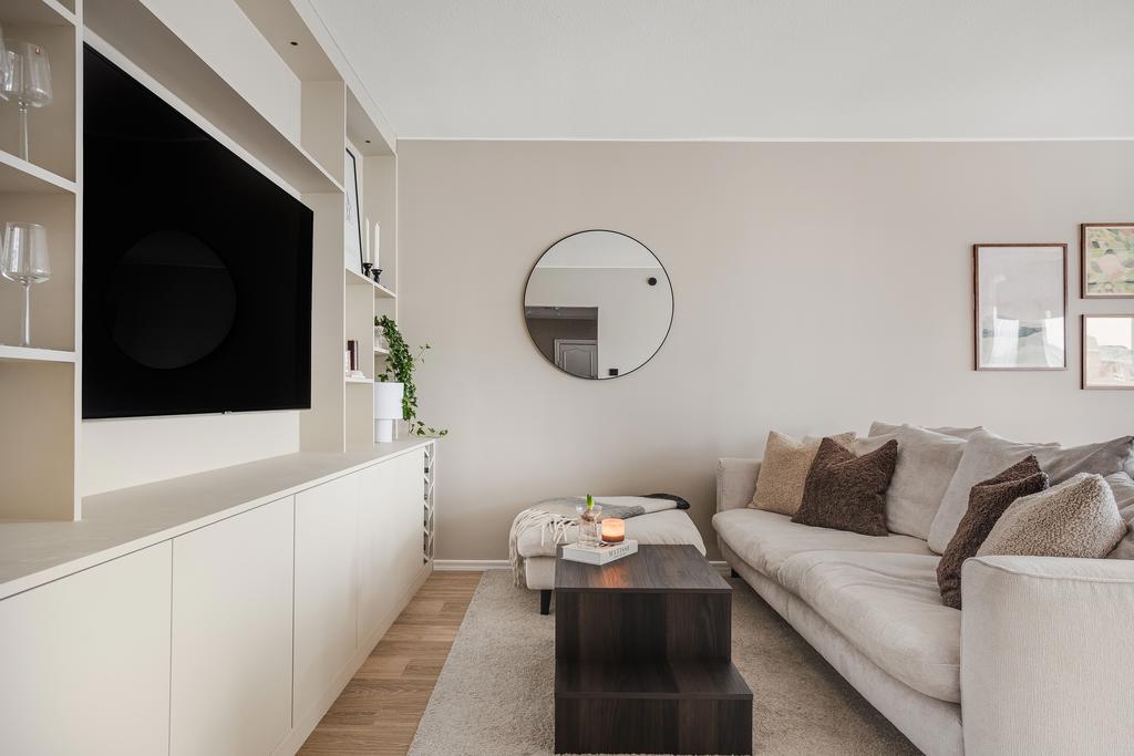 Mysig plats för återhämtning framför TV:n som får plats i den platsbyggda bokhyllan.