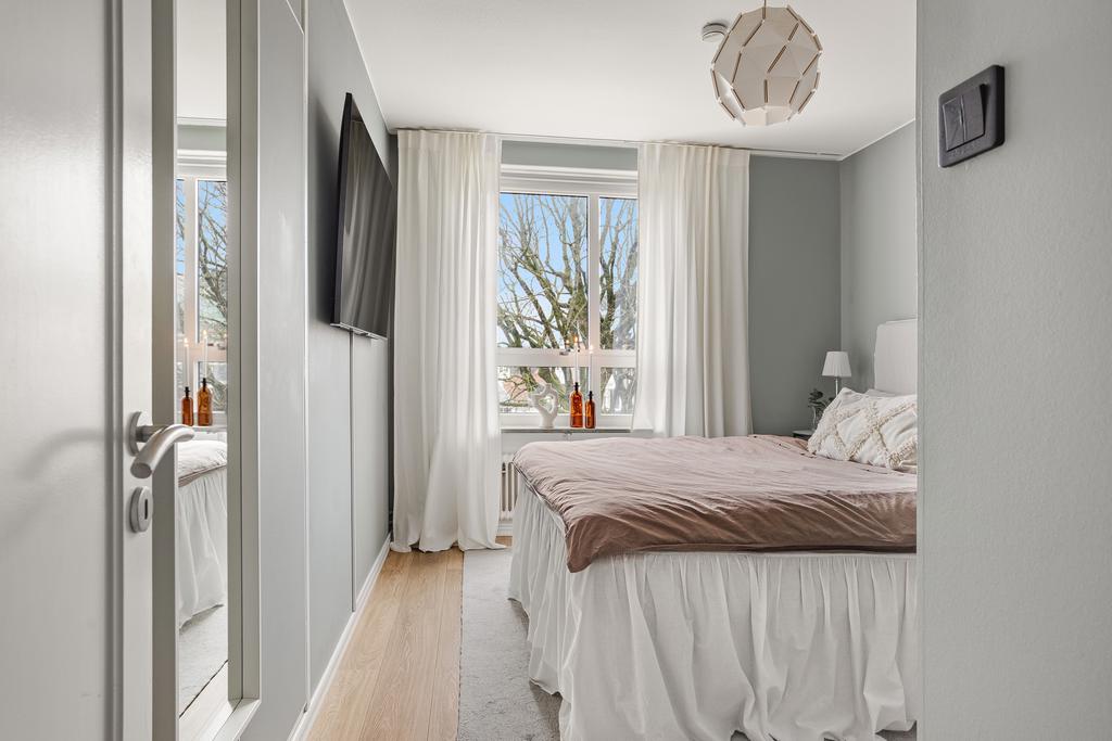 Sovrummet har plats för en dubbelsäng och fönstret är mot innergården vilket gör rummet lugnt och tyst.
