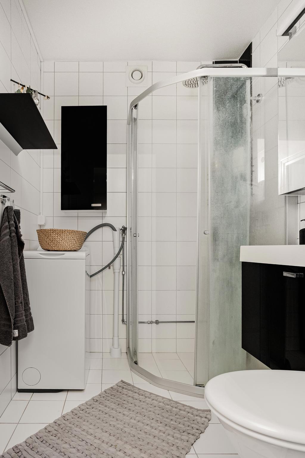 Badrummet är kaklat på både golv och väggar. Plats finns till en toppmatad tvättmaskin.
