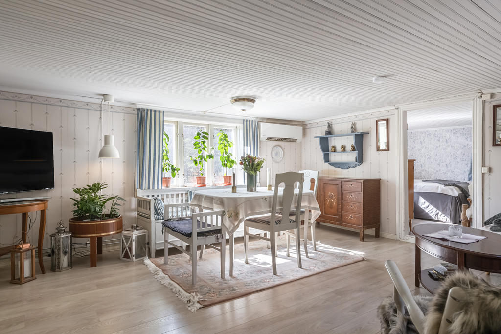 Vardagsrum med plats för flera möblemang