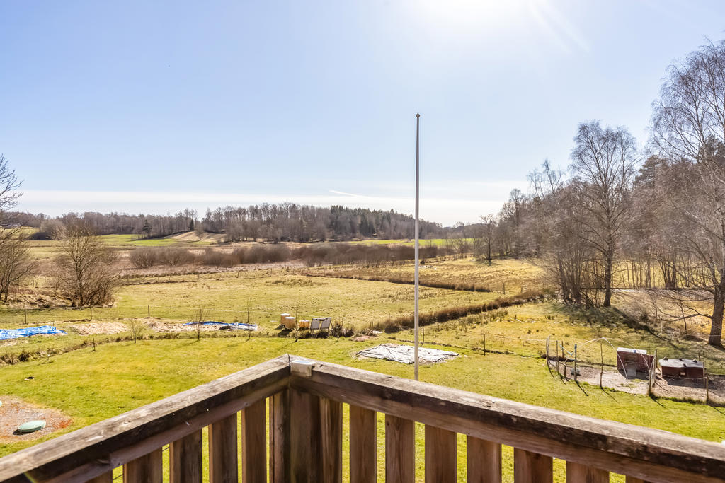 Underbar utsikt över hagarna och omgivningarna från balkongen vid lägenheten
