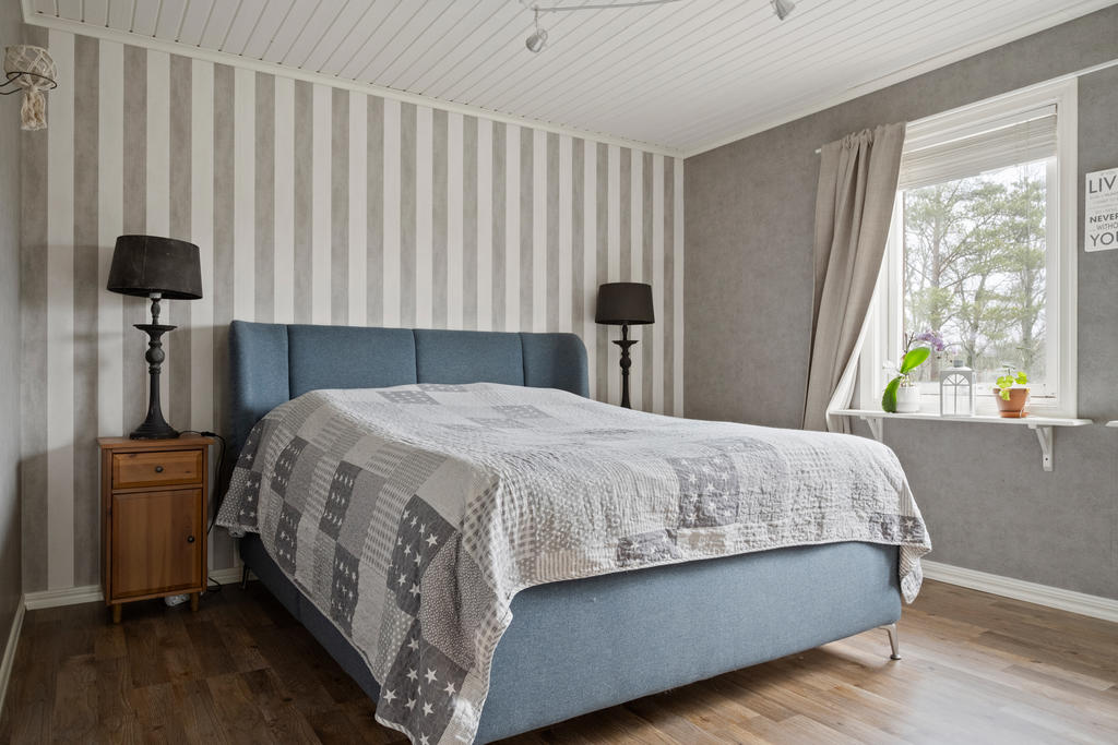 Master bedroom erbjuder plats för stor dubbelsäng, ett generöst ljusinsläpp och gott om utrymme för garderober.