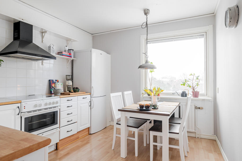 Rymligt kök med plats för matbord
