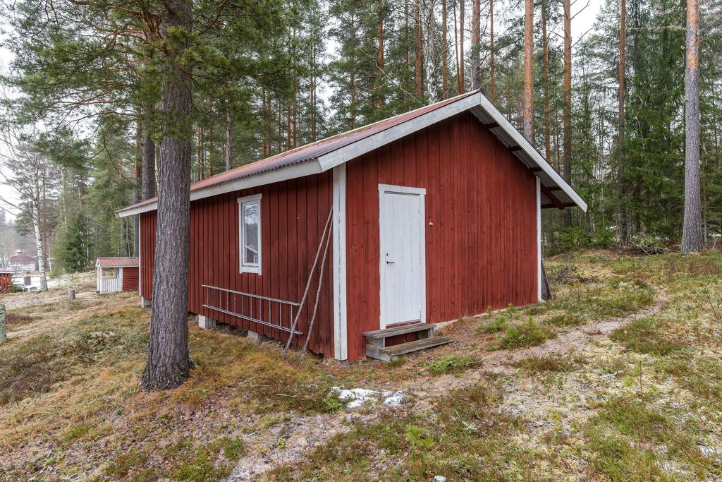 Halva förrådet tillhör fastigheten. Man delar med grannen.