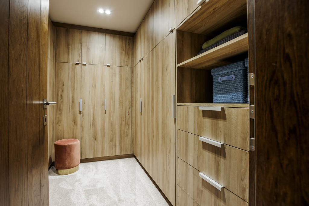 walk-in-closet i anslutning till sovrum