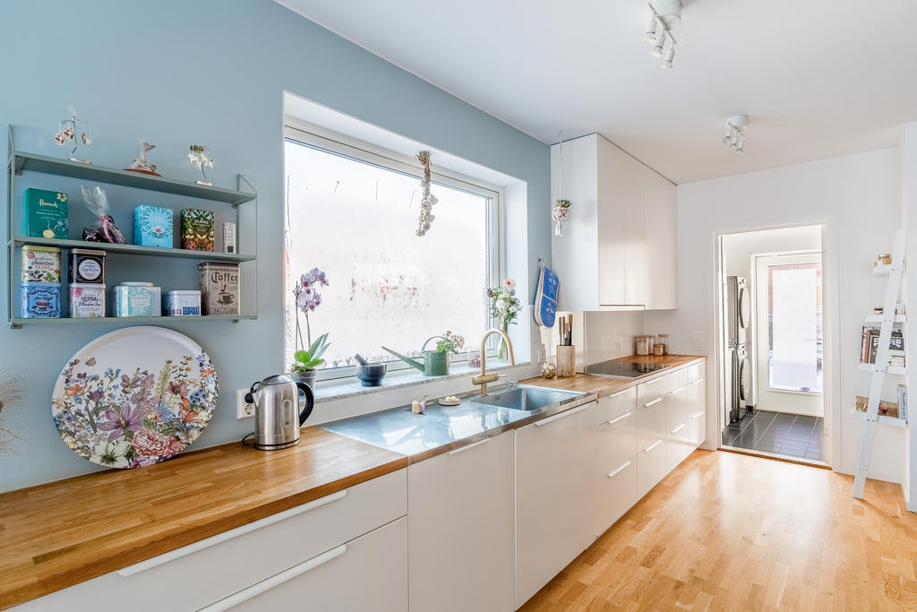 Smakfullt kök med påkostad inredning, bra med fövaring och arbetsyta. Stort och trevligt fönsterparti ovan arbetsyta.
