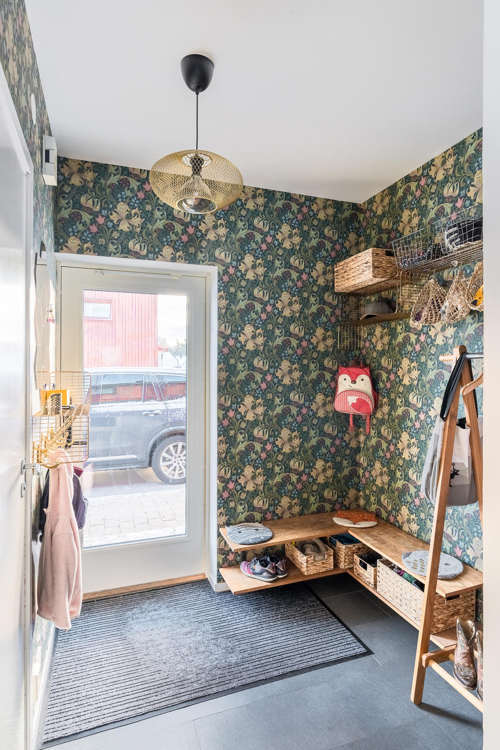 Välkomnande hall med praktiskt klinkergolv.