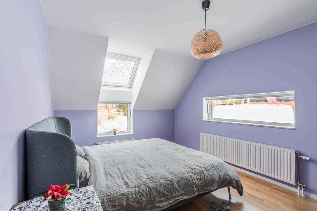 Väldisponerat master bedroom på övre plan med fint ljusinsläpp via sitt gavelläge.
