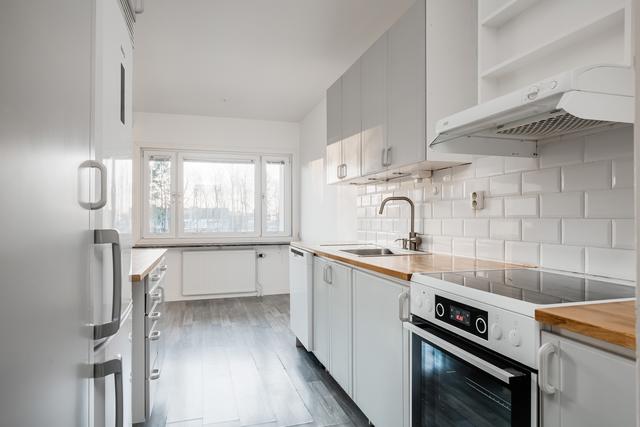 Ljust och fräscht kök med diskmaskin.